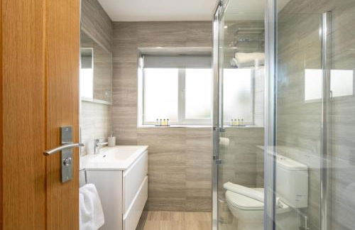 6 Bedroom, 2 Bathroom Modern, Spacious Home - Foto 2