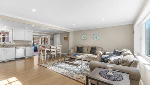 Cozy Spacious Home Walk to the Beach and 1 Mile to Downtown Hyannis - Foto 3