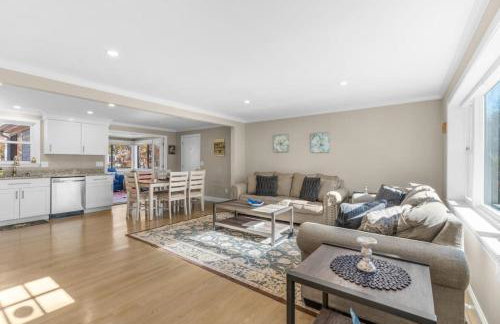 Cozy Spacious Home Walk to the Beach and 1 Mile to Downtown Hyannis - Photo 3