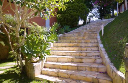 Belíssima Casa com extensa área externa - piscina, sauna, churrasqueira e campo de futebol - com 5 suítes e a 500 metros da Rua das Pedras - Foto 14