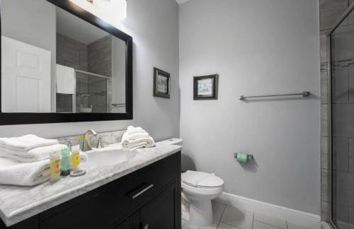 Fully Refurbished Vacation Home with South Facing Pool and Spa with Lake View in Quiet Community Nr Disney - Foto 18