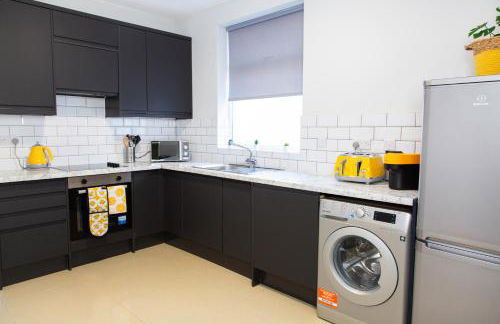 4 Bedrooms Spacious House With 2 Bathrooms Free Parking - sleeps up to 10 guests - Foto 42