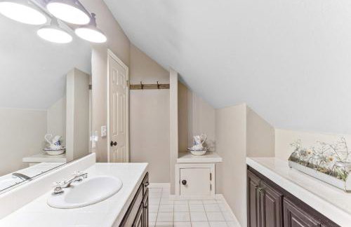 Charming 4BR Wine Country Getaway with Spa & Firepit - Foto 44