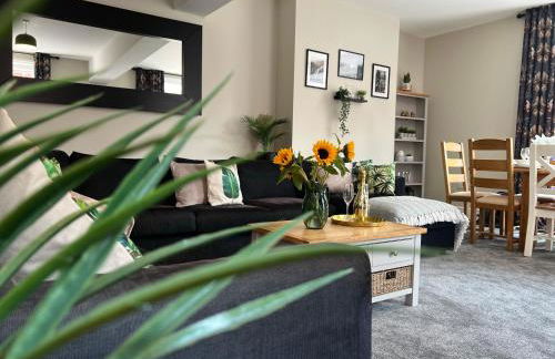 Llangollen High Street 4 bedrooms Sleeps 12 - Photo 1