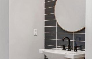 Spacious Nash Home for 12 Guests with Rooftop Views and Hot Tub - Photo 21