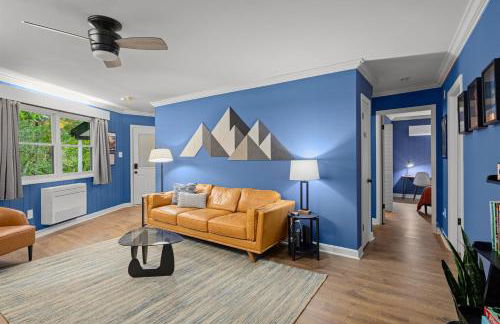 Fun & Funky Asheville Home with Pool Table, Darts - Foto 2