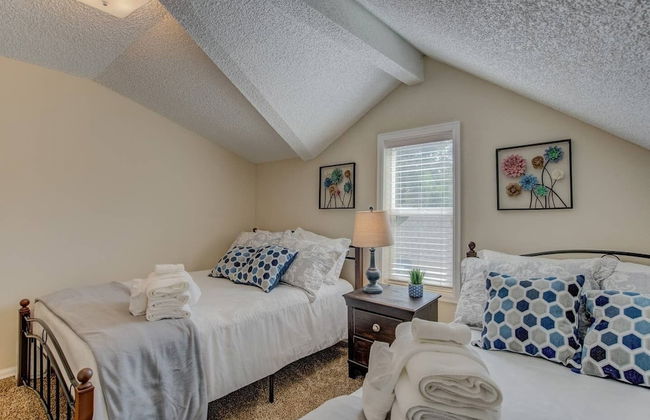 3 Bedroom Downtown with Firepit - Photo 7