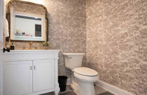 Speakeasy Family Retreat with Skyline Views - Foto 17