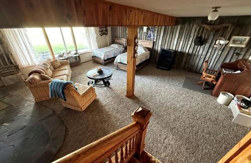 Charming Riverfront Guest House with Deck Overlooking Madison River, Near Ennis, Montana - Foto 26