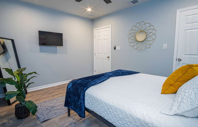 Escape to 4br/3ba Brand New Downtown Home - Foto 8