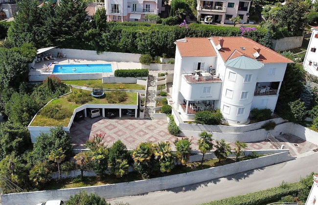 Luxury Apartment in Opatija for 8 People With Pool and Silk Bedding - Photo 11