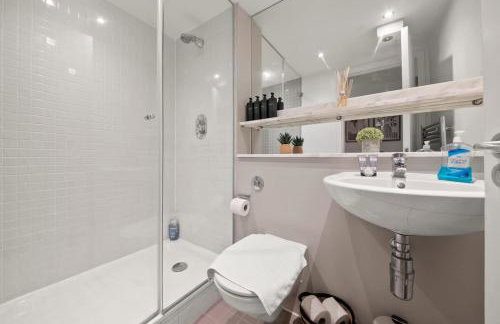 Modern 2 Bed Apartment in Greenwich, 24h Free Parking, Great for Business & Contractors, Sleeps 6 - Photo 31