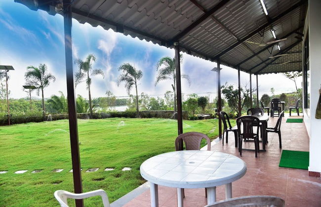 Stunning Views Rooftop Pool Lakefront Home - Photo 16