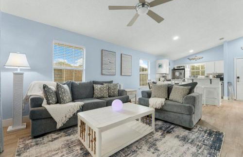 March Sale! Walk to Beach - Large Private Yard - Fire Pit - Dog Friendly - Foto 16