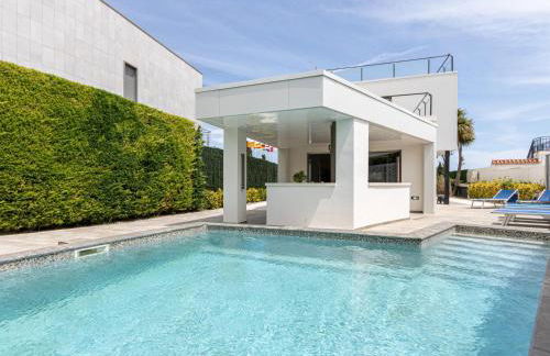 Casa moderna con piscina, Wi-Fi, AA, barbacoa y parking en Sant Pere Pescador - ES-89-73 - Foto 1