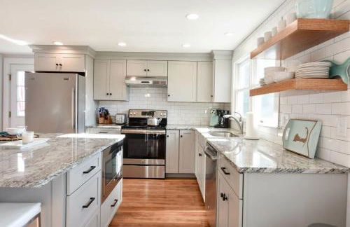 Wrap-Around Porch Mins to Beach - Foto 8