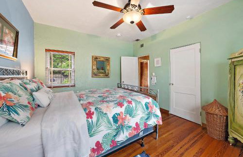 Casa De Marita - Backyard Bliss with Pool in Historic Sunshine Park - Foto 12