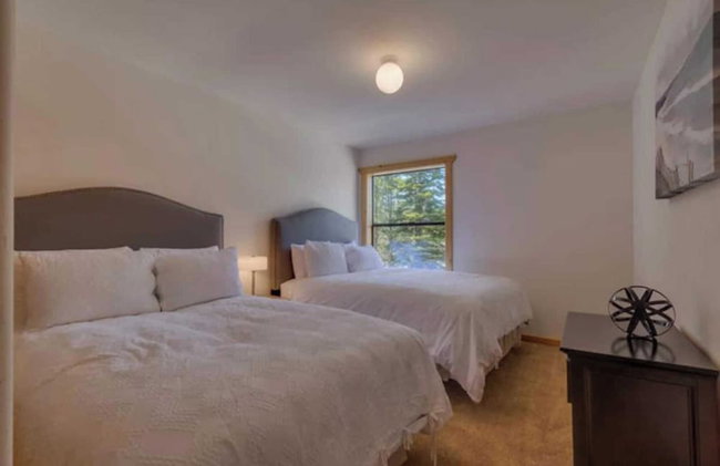 Black Bear by Avantstay Spacious Viking Lodge in Tahoe Donner w/ Game Room & Hot Tub! - Photo 29