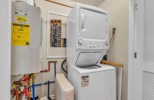 Rooftop Townhouse with 360 Views and Free Parking - Foto 29