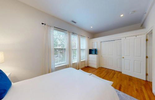 3-Bed 2-Bath Brookline Village Townhome w Deck - Foto 15