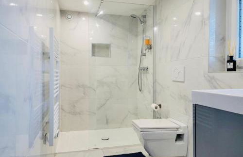 100m2 2 chambres 8 personnes - Grand parking et terrasse privée - Proche CDG-Parc expositions-Paris-Astérix-Disney - Foto 12