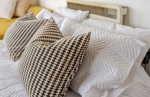 Amazing River view 2 bedroom apartment, sleeps 6, balcony and parking - Foto 45