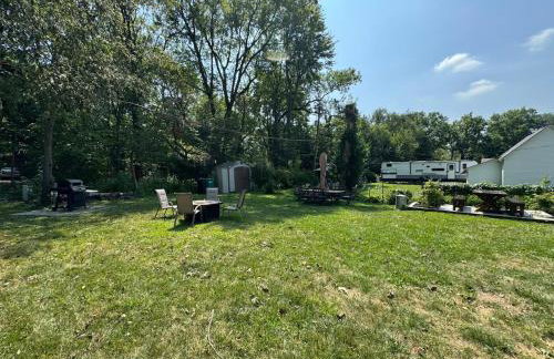 Downtown Whitestown with King Suite and Pool - Foto 29