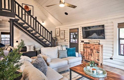 Enchanting Forested Cabin with Fire Pit and Grill - Foto 1