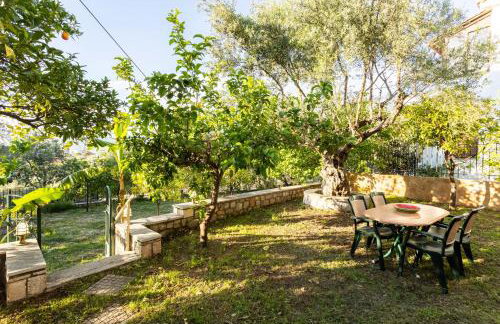 Avia's Seaside Hideaway with Lush Garden - Foto 1