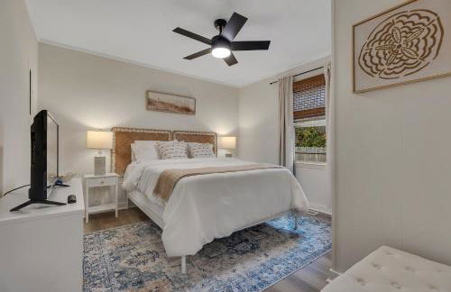 Beachy 3BD Bungalow One Block from Scenic Walkway - Foto 13