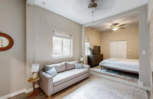 Lovely home on 2+ acres with views, firepit & outdoor kitchen - wedding perfect - Photo 10