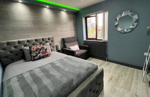 MODERN SUITES -5 Bedroom House- With FREE PARKING Birmingham city - Foto 54