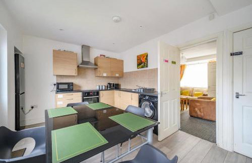 Comfortable 2-Bed Home with Free Parking - Foto 2