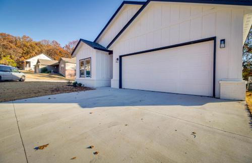 Near Grand Lake Charming Grove Home with Deck - Foto 27