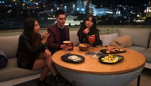 Tour por los bares con terraza de Guanajuato - Photo 4, Tomando unas exquisitas bebidas