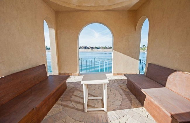 Chic 4-Bedroom White Villa for Rent in El Gouna Egypt - Foto 11