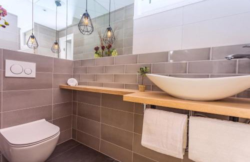 VILLA CVITA is a modern 5-bedroom villa with a Jacuzzi, a Gym and Finnish Sauna, a heated pool, and amazing views - Foto 17