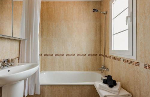 Casa Lidia, bonito y cómodo ático con rooftop privado, impresionantes vistas mar, montaña y jacuzzi - Foto 7