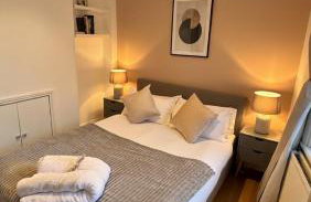 NEW! 2 bedroom Flat, Free Parking, PS5 and Netflix, ideal for professionals, relocators and families 1 minute to the centre and station - Foto 8