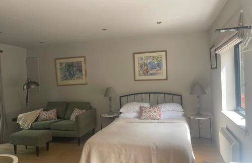 Peaceful Garden Retreat in Tunbridge Wells - Photo 5