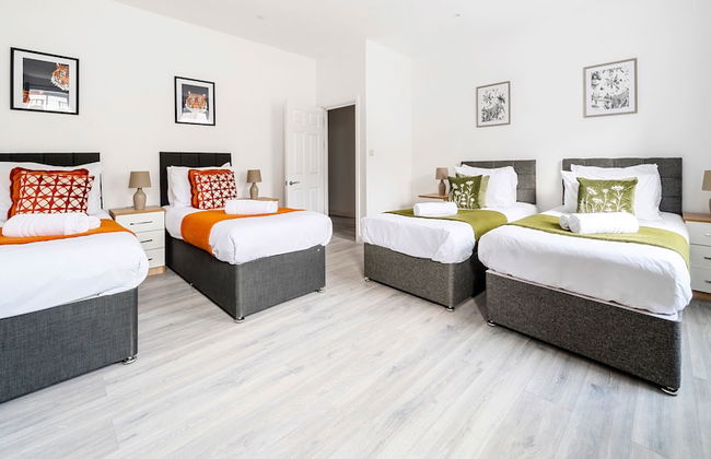 Modern Town Center Apartments Aldershot - Photo 1