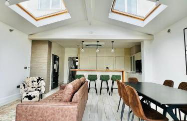 Modern 5 Bed 3 Bath House - Photo 28