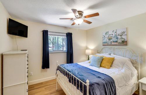 Near Woodland Lake Park Home with Fire Pit! - Foto 16