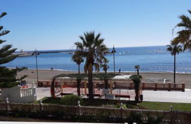 Front beach and swimmingpool in Benalmadena Costa - Photo 1