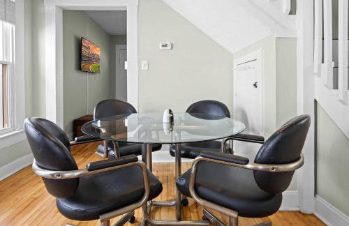 Cozy Downtown Stay w Private Backyard & Parking - Foto 15