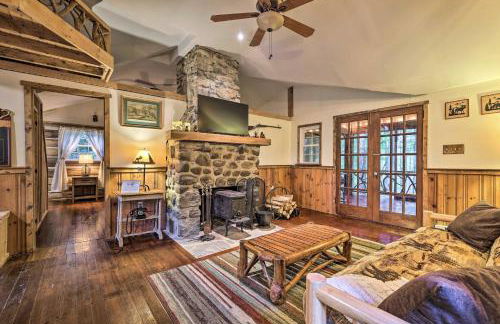 Cabin with Trails and Creek! 23 Mi to Camelback Slopes - Foto 1