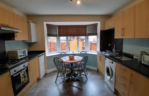 Entire house with gated parking - Photo 5