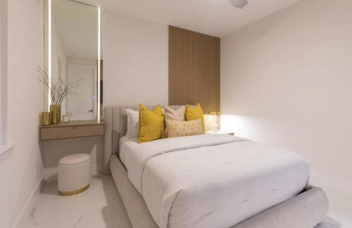 KING BED - FREE Pool Heat - 85 in TV - 4BR Villa - Foto 54