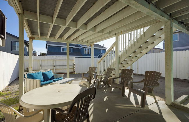 Steps to Beach w/ Patio+deck Foosball Happy Bottom Beach House by Avantstay - Foto 32