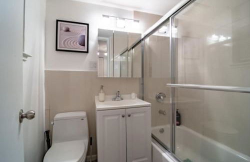 Gold Coast 2BR Suite Near Oak Street - Photo 18